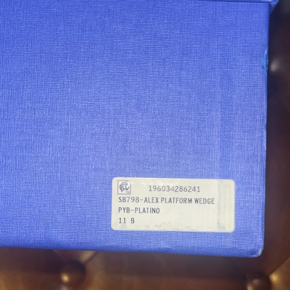 STUART WEITZMAN Alex Platform Wedge
Color: Gold
Size: 11 - Picture 8 of 15